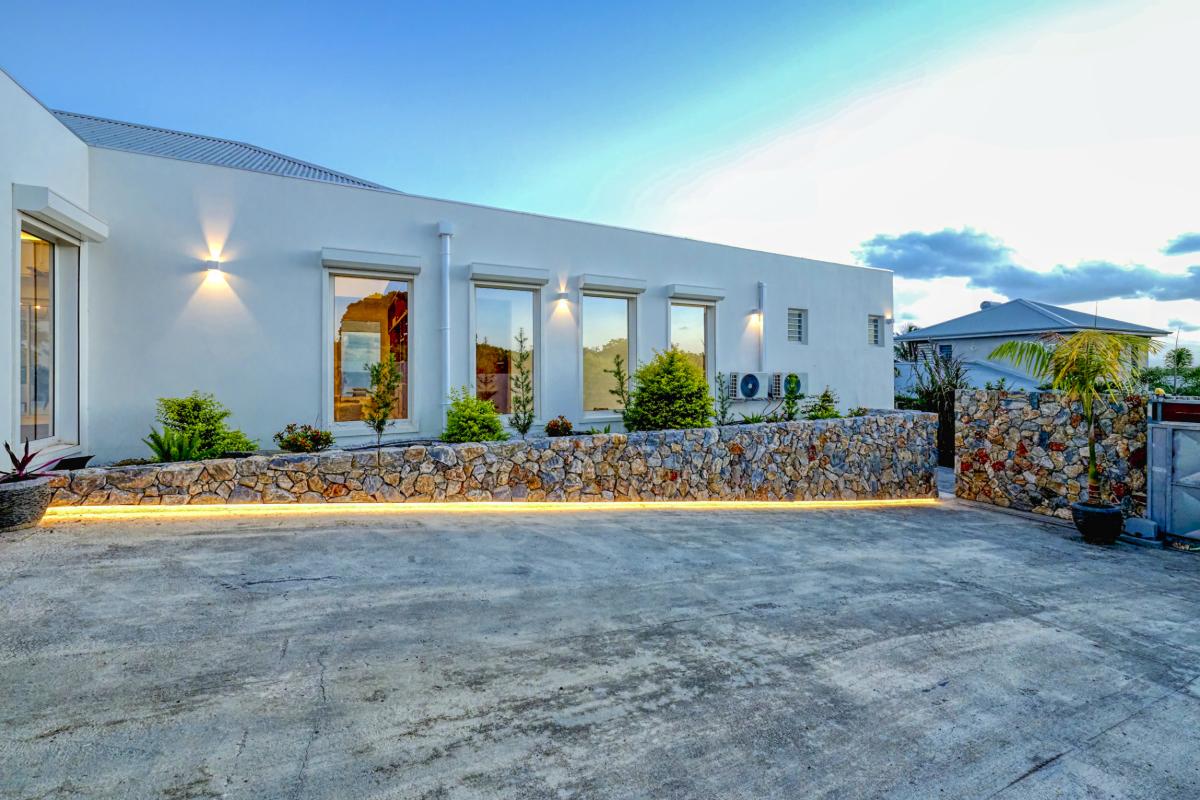 61.Location villa de luxe piscine vue mer Ste Anne Guadeloupe_Parking